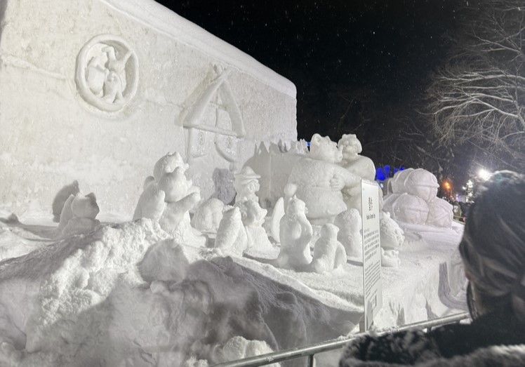 On vient aussi voir les sculptures de glace la nuit, pour le jeu des lumières