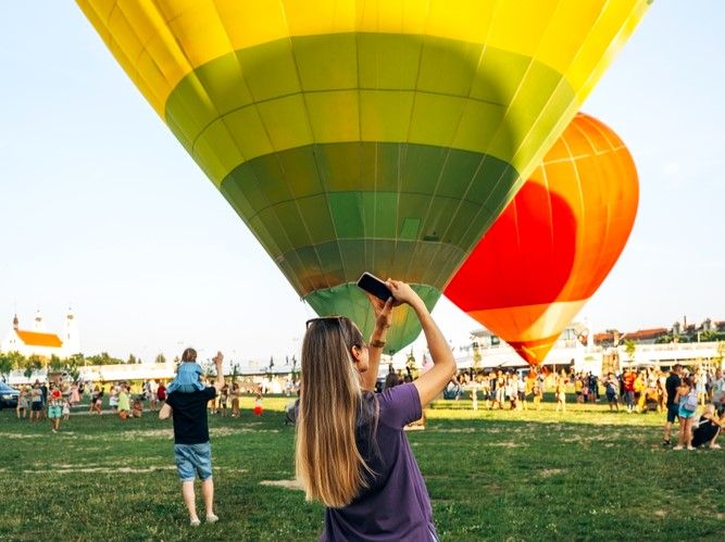 Pendant le festival annuel de vols en montgolfières à Vilnius
