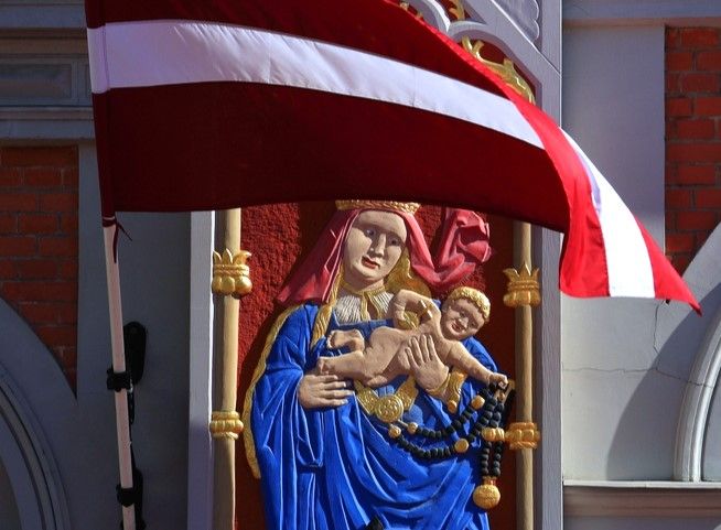 La vierge et l'Enfant, sur la façade la Maison des Tête Noire, place de l'Hôtel de Ville
