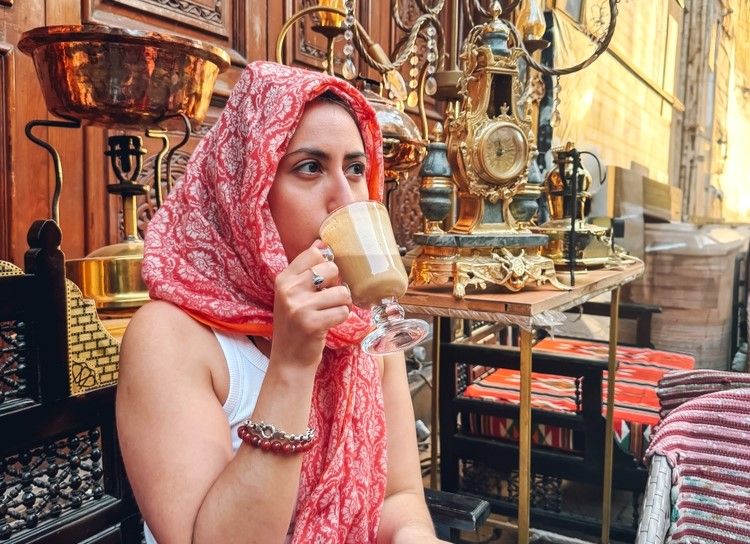 Prendre un café dans le souk Khan El Khalili