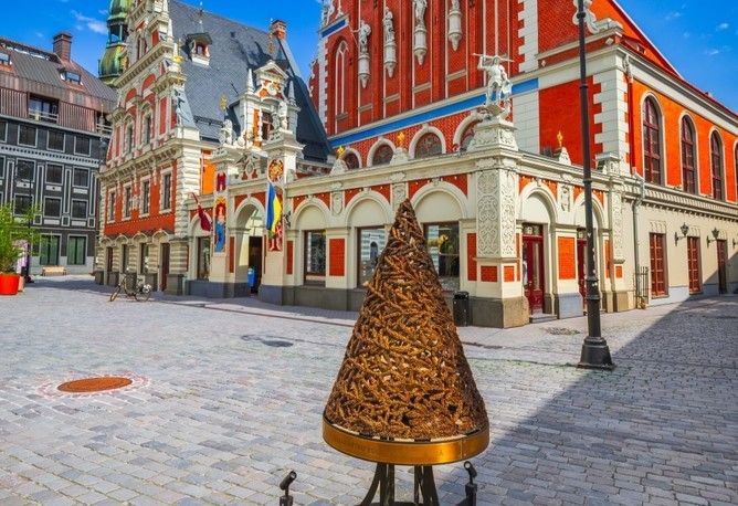 Un sapin en fer forgé doré est planté devant le monument en mémoire de cette époque