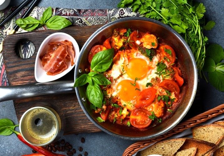 D'origine maghrébine, le chakchouka est un incontouanble de la cuisine sépharade, respectueuse des lois alimentaires de la Cacherout.