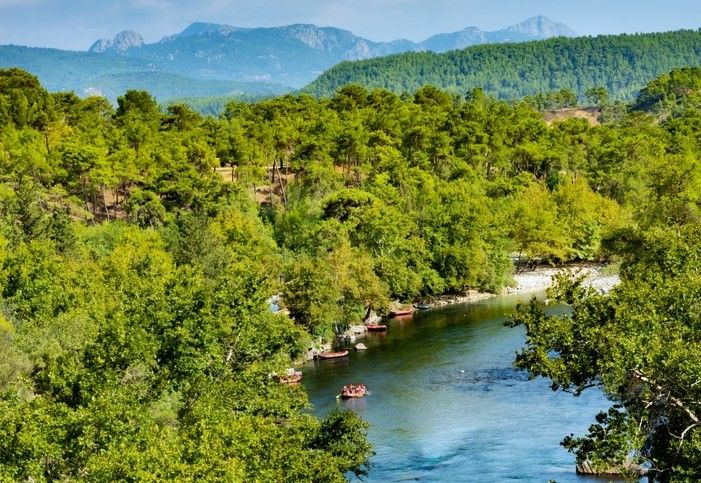 Rafting dans les virages de la rivière Köprücay
