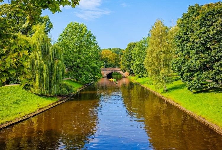 Le parc de Bastejkalna traversé par le canal de la rivière Daugava