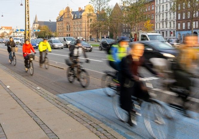 Cyclistes sur l'une des nombreuses pistes cyclables du quartier