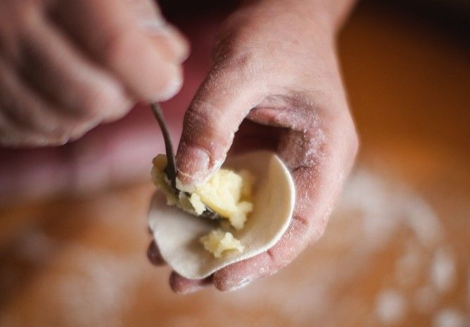 La fabrication des pierogis se fait traditionnellement à la main