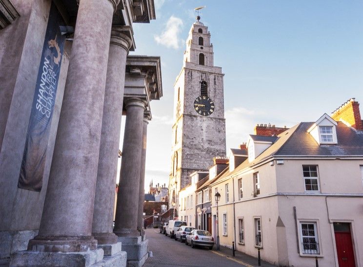 Sainte-Anne et, (à dr.), le Shandon Cultural Quarter