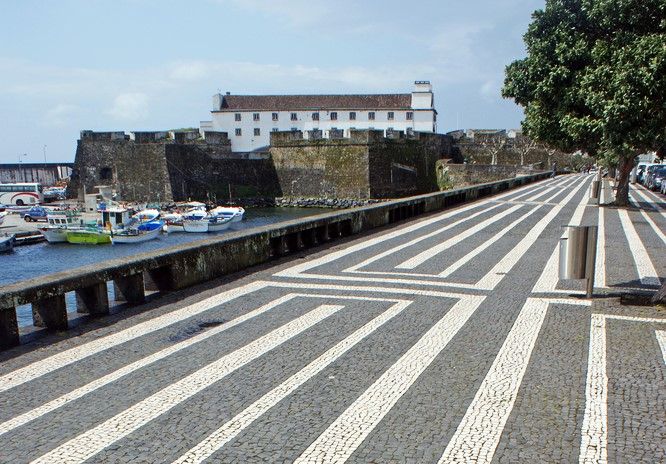 La commanderie du fort vue depuis les quais