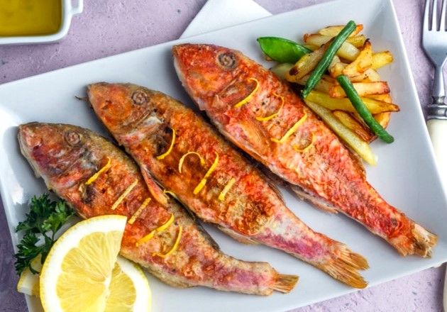 Mulets grillés simplement, aromatisés au citron