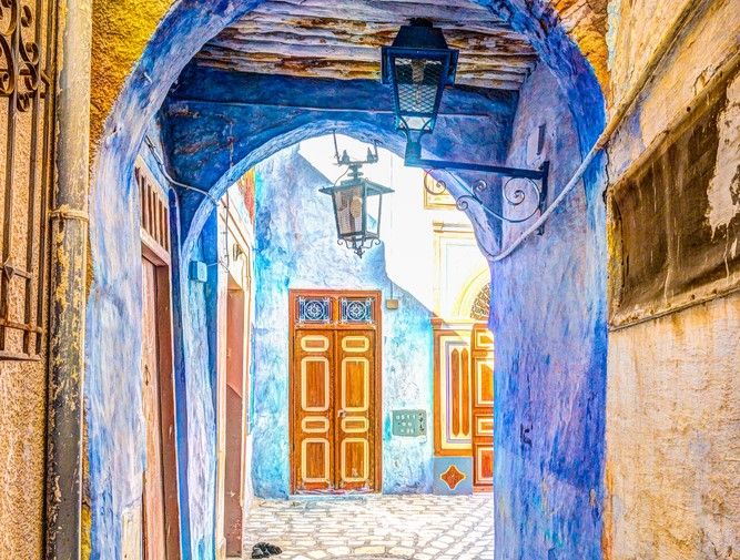 Ruelle colorée dans la médina