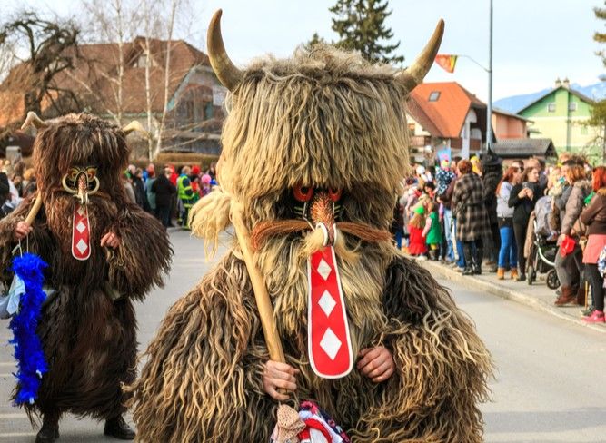 éfilé en costume pendant le carnaval de Ptuj en Slovénie