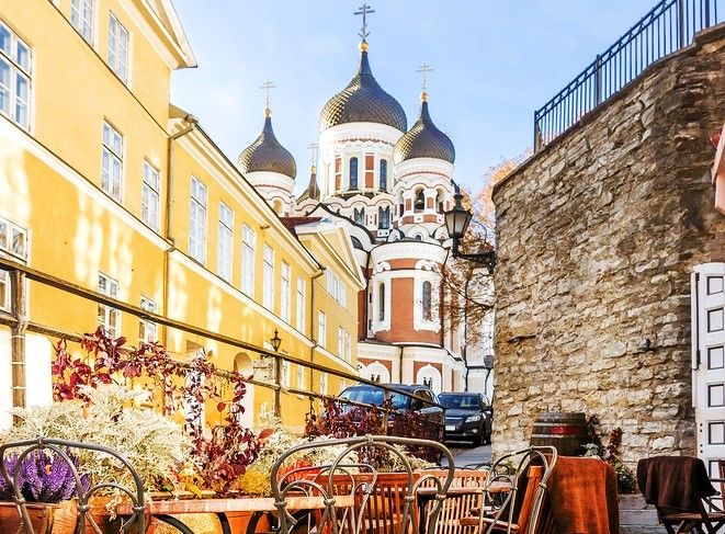 Terasse de café-restaurant au cœur de Tallinn