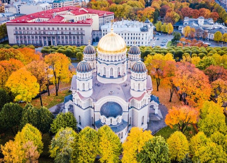Vue aérienne sur la cathédrale de la Nativité du Christ à Riga
