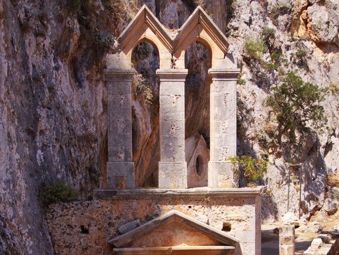 Moni Gouverneto, fenêtre au-dessus d'un portail incrusté dans la falaise