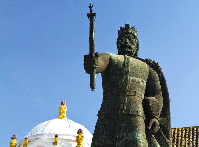 Le roi du Portugal, D.Afonso III. Saa statue est devant le musée