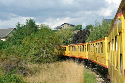 Entdecken Sie die Pyrénée-Orientales an Bord des legendären kleinen gelben Zuges