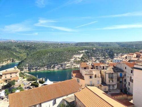 Des sentiers vers des criques paradisiaques à sa citadelle et sa gastronomie, Bonifacio mérite qu'on y reste plus d'une journée !