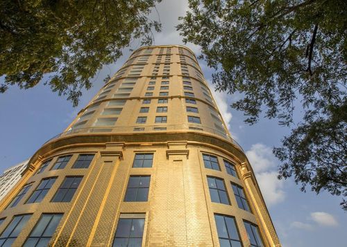 Cet hôtel incroyable est entièrement recouvert d'or ! Voici où le trouver