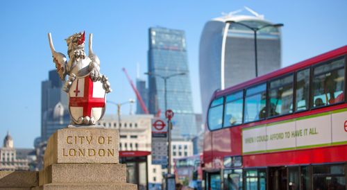 What are the giant dragons that intrigue children in London?