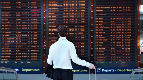 Mon avion est retardé. Que faire ?