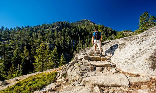Attraversando le alture del Lago Tahoe