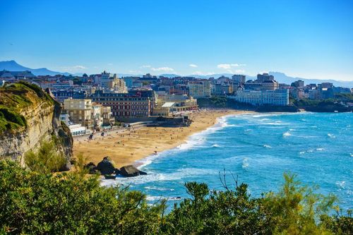 Reconnaissez-vous cette ville du Pays basque ? C’est la destination idéale pour prolonger l’été !