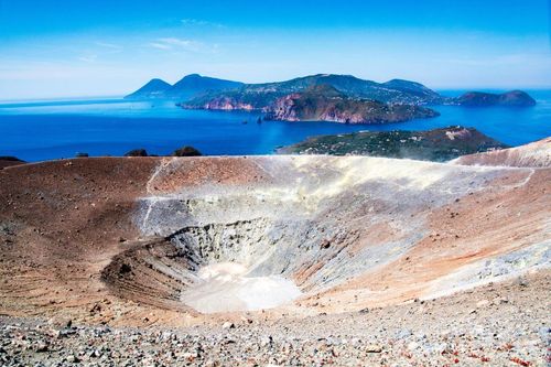 Cet archipel italien possède 2 volcans actifs (et il est possible de les visiter !)
