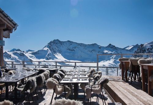 Un restaurant étoilé à 3032 mètres d'altitude ? C'est en France que ça se passe ! (et on vous emmène dans les coulisses)