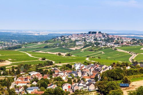 Destination idéale pour un week-end, ce village bucolique est l'un des préférés des Français (et des amateurs de vin) !
