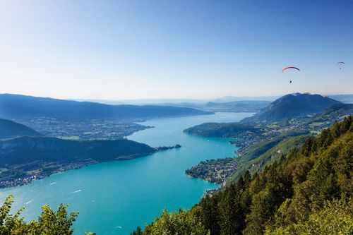 9 unumgängliche Orte am Lac d'Annecy, zwischen Stränden, türkisfarbenem Wasser und Dörfern