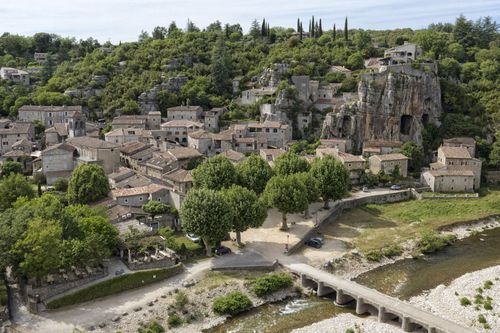 Avez-vous déjà entendu parler de ce magnifique village de caractère à moins de 2h30 de Lyon ?