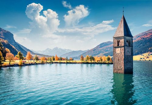 Italie : pourquoi un clocher émerge-t-il de ce lac ?