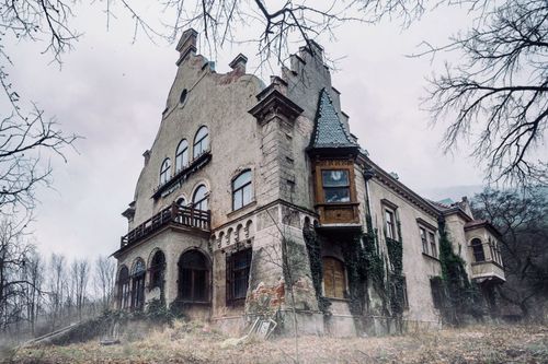 Un peu partout en France, aurez-vous le cran d'aller dormir dans l'un de ces châteaux hantés ?