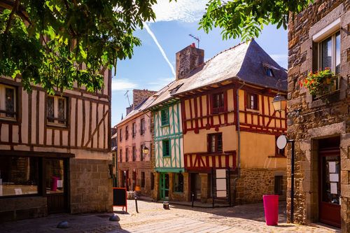 Connaissez-vous le Tro Breiz ? On vous emmène à la découverte de la Bretagne traditionnelle, entre nature et culture !