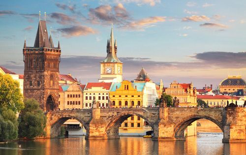 Reconnaissez-vous cette ville à moins de 2h de la France ? L'automne est la meilleure saison pour en profiter sans touristes !