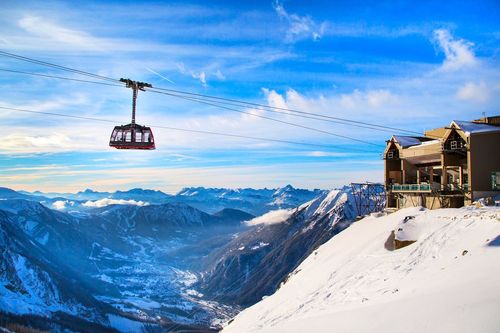 Bains chauds extérieurs, kayak dans la neige... 9 activités à tester absolument à la montagne !