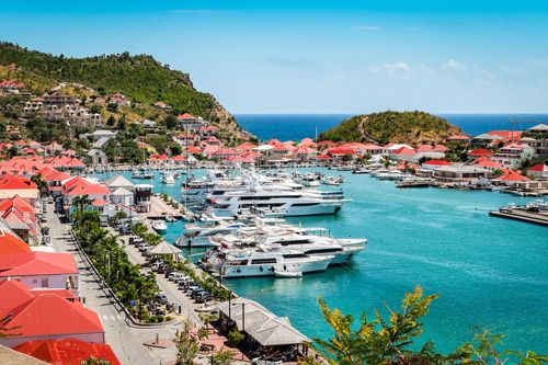 Connue pour son côté bling-bling, cette île des Antilles cache bien des trésors !