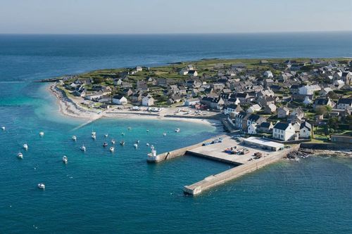 A 1h30 de Brest, cette île bretonne sans voiture ne ressemble à aucune autre !