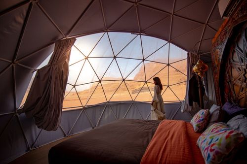 Marre du tourisme de masse ? Passez une nuit loin de la foule dans une tente tout confort dans le désert ! Voici 5 destinations où aller pour en profiter