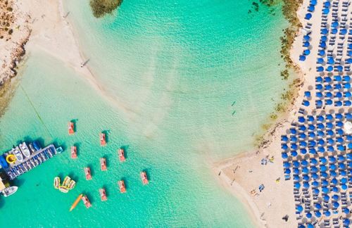 Moins connue que les Cyclades ou les Baléares, cette île méditerranéenne regorge de plages de rêve (et est accessible en vol direct depuis la France)