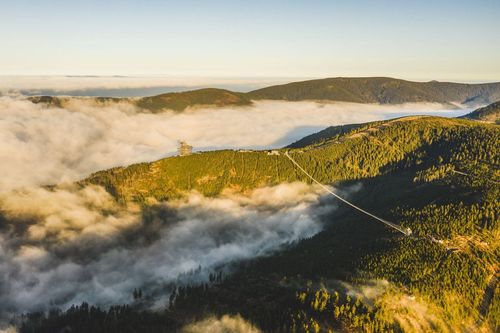 A moins de 2h de la France, ce pont suspendu est le plus long du monde... Oserez-vous le traverser ?