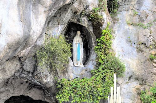 Reconnaissez-vous cette grotte célèbre pour avoir été le théâtre d'apparitions de la Vierge Marie ?