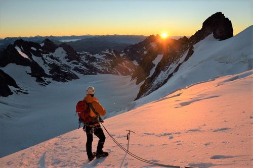 Pas besoin d'être un pro pour essayer l'alpinisme : lancez-vous dans l'ascension du glacier blanc !