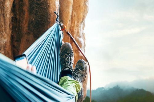 En manque de sensations fortes ? Passez une nuit à flanc de falaise suspendu dans le vide !