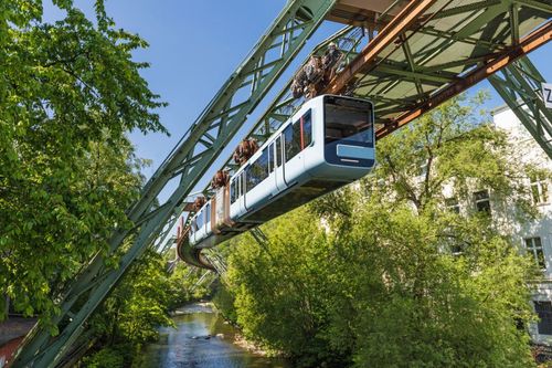 Ce train suspendu semble futuriste et pourtant il existe depuis plus de 100 ans ! (Il se situe dans un pays frontalier à la France)