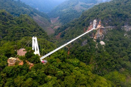 Au Vietnam, ce pont en verre détient le record du plus long du monde ! (Il ne faut pas avoir le vertige !)