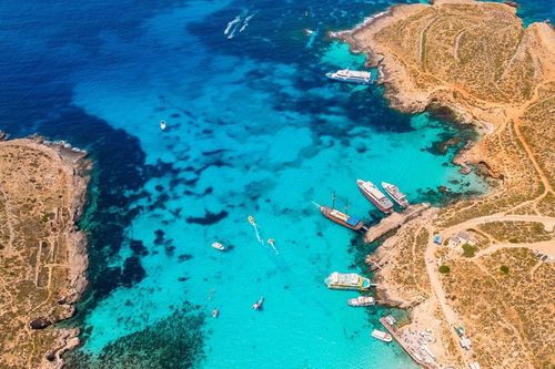 Le plus beau lagon d'Europe se trouve sur cette île à 2h30 de la France (où il fait beau toute l'année) ! 