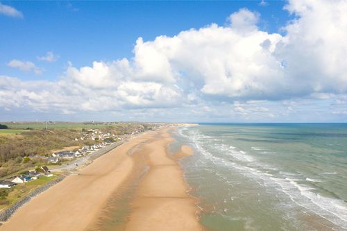 A 45 minutes de Caen, Omaha Beach est l'une des plages à voir au moins une fois, on vous explique pourquoi !