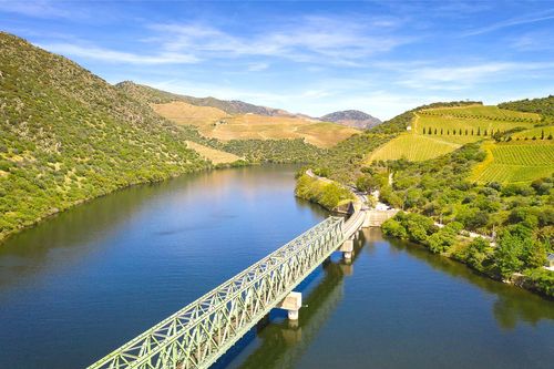 Villages typiques, vignobles et panoramas incroyables vous attendent à bord du train du Douro au Portugal !
