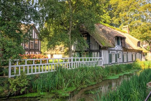 A moins de 3h de Paris, ce village normand nous fait voyager dans le temps